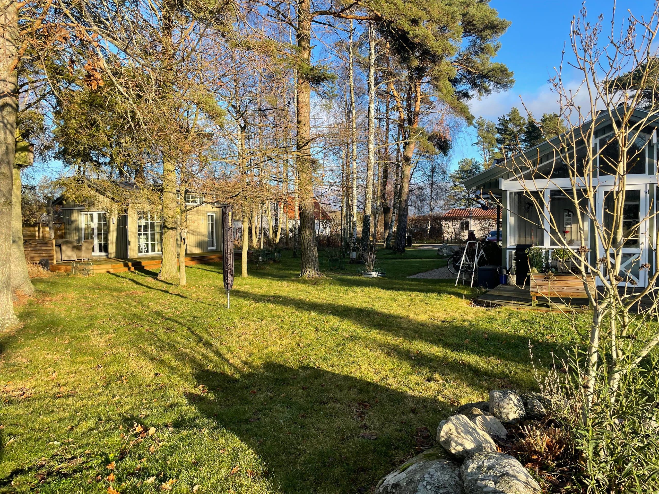Hamngardi omgiven av höga träd och vacker natur. En lugn landsbygdsmiljö perfekt för avkoppling och naturälskare. Stugan ligger idylliskt bland gamla träd med gräsmatta och fritt utrymme.